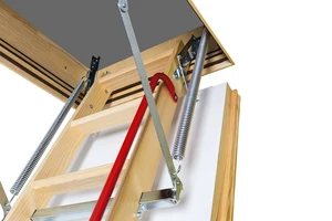 Skl&aacute;dac&iacute; schody s dřevěn&yacute;m žebř&iacute;kem