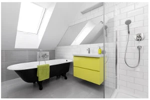 FAKRO Kyvn&aacute; stře&scaron;n&iacute; okna se zv&yacute;&scaron;enou odolnost&iacute; proti vlhkosti